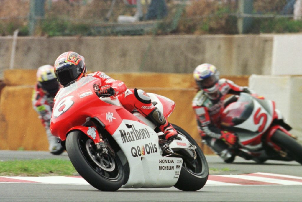 Kanemoto Honda rider Max Biaggi leads Rainey Yamaha rider Norifumi Abe in the 1998 500cc Grand Prix of Japan at Suzuka