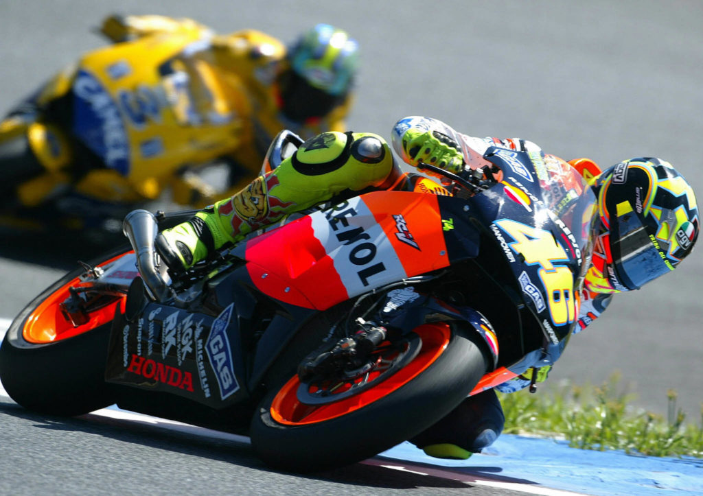Valentino Rossi leads Max Biaggi at the 2003 MotoGP Portuguese Grand Prix at Estoril