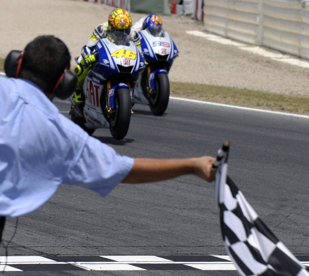 Yamaha's Italian Valentino Rossi (C) cro